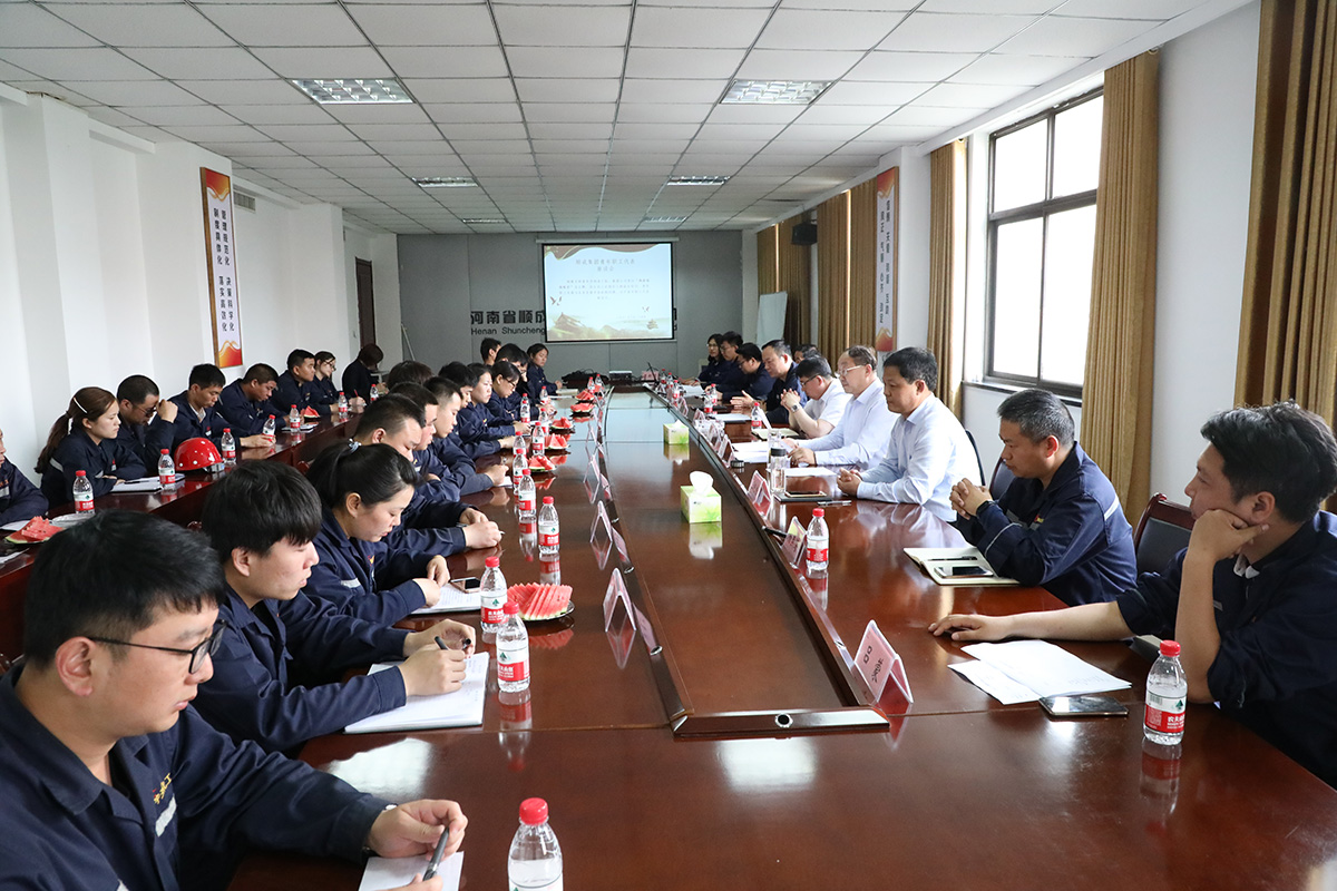 五四青年职工座谈会