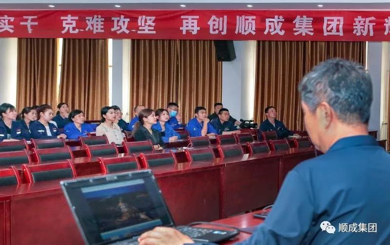 河南美狮贵宾会集团举办通讯员摄影技术培训班